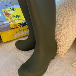 NWT Hunter Green Rain Boots